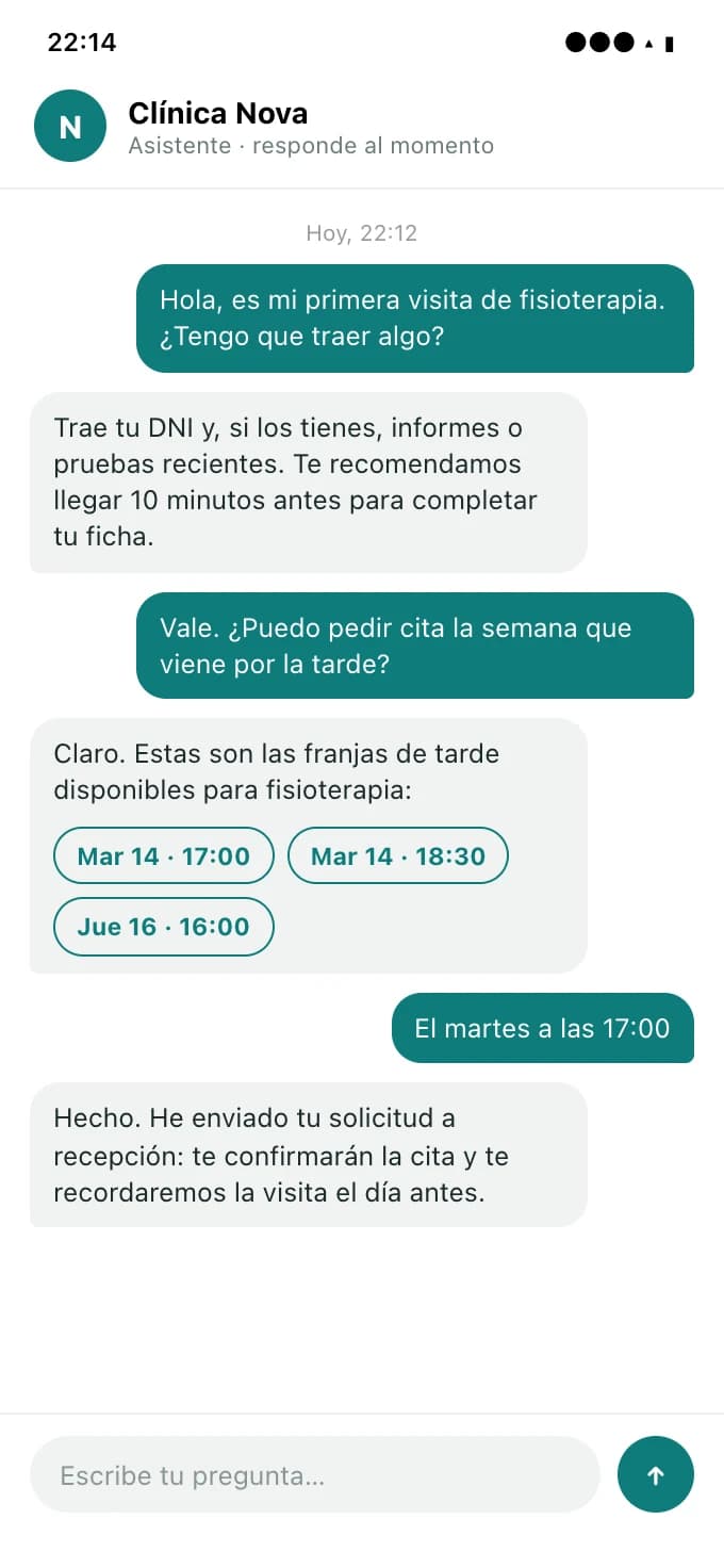 Recreación del asistente en el móvil: un paciente pregunta qué traer a la primera visita y pide cita entre las horas disponibles.