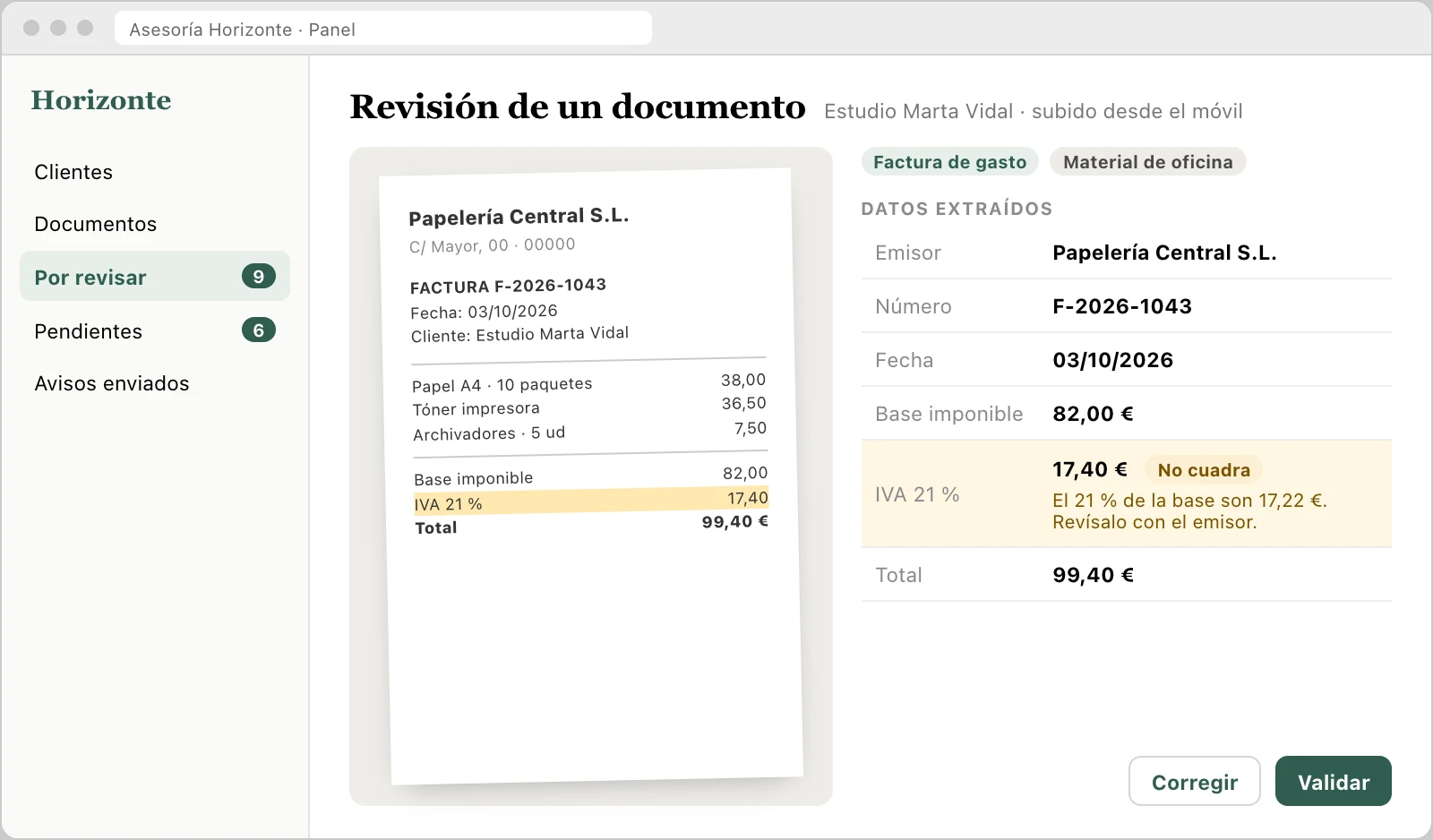 Recreación de la revisión de una factura: el documento a la izquierda y los datos extraídos a la derecha, con un importe señalado para revisar.