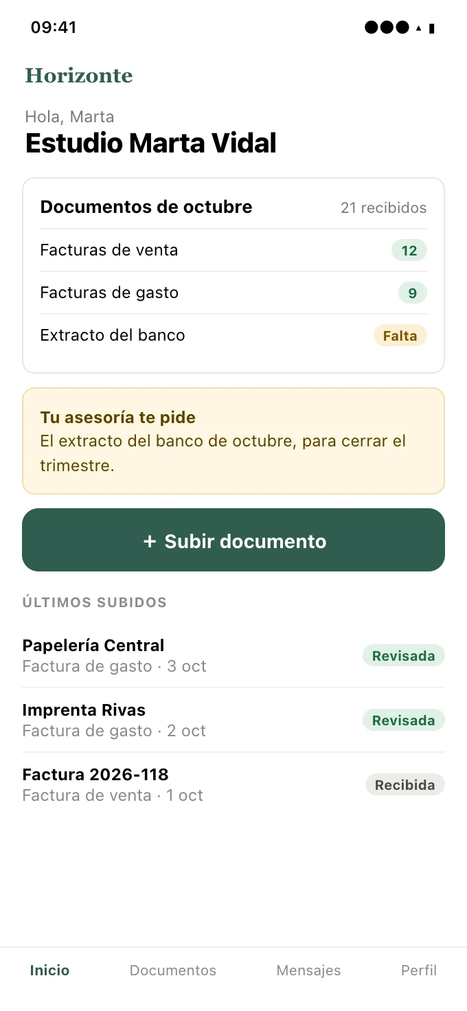 Recreación del portal en el móvil: el cliente ve sus documentos del mes, lo que le falta y sube una factura.