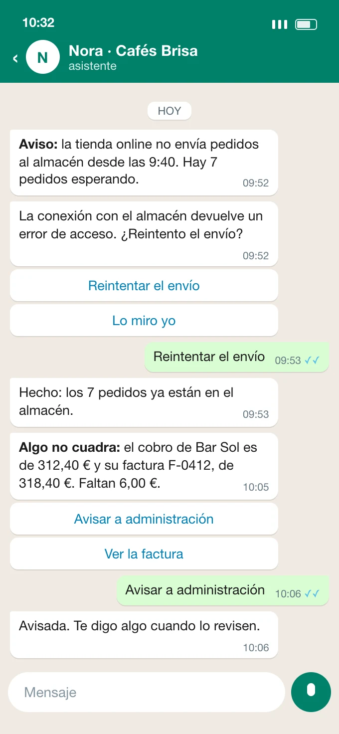 Recreación de una conversación de WhatsApp con la asistente: avisa de que la tienda online no envía pedidos al almacén y de un cobro que no coincide con su factura.