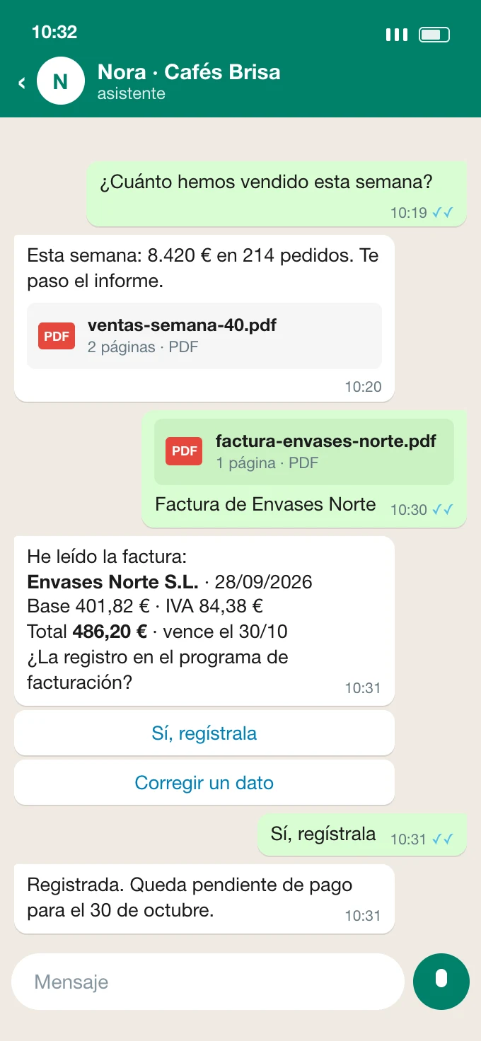 Recreación de una conversación de WhatsApp: la gerencia pide las ventas de la semana y recibe el resumen con el PDF, y reenvía una factura que la asistente registra tras confirmar los datos.
