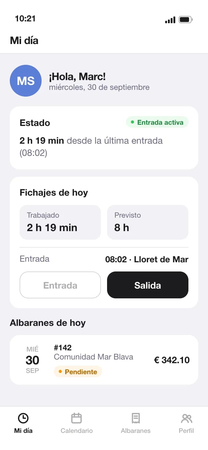 Recreación de la pantalla «Mi día» de la app en modo claro: entrada activa con su ubicación, horas trabajadas y previstas, y albaranes del día.