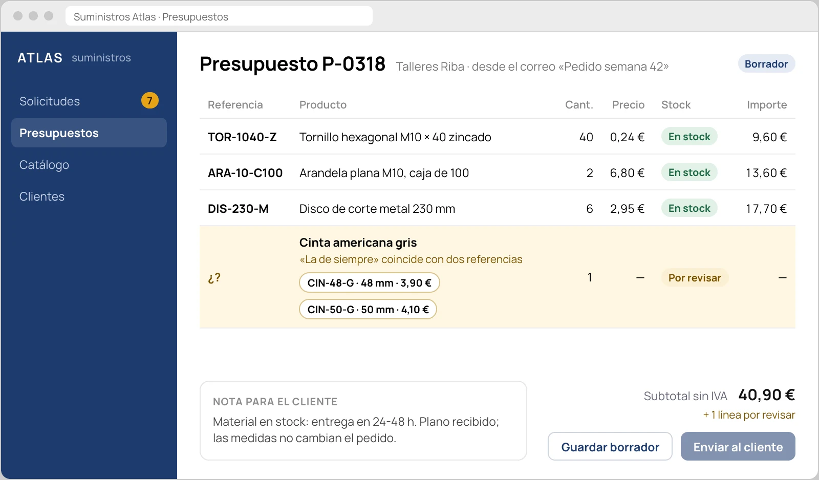 Recreación de un borrador de presupuesto: referencias del catálogo, cantidades, precios y disponibilidad, con una línea señalada para revisar.